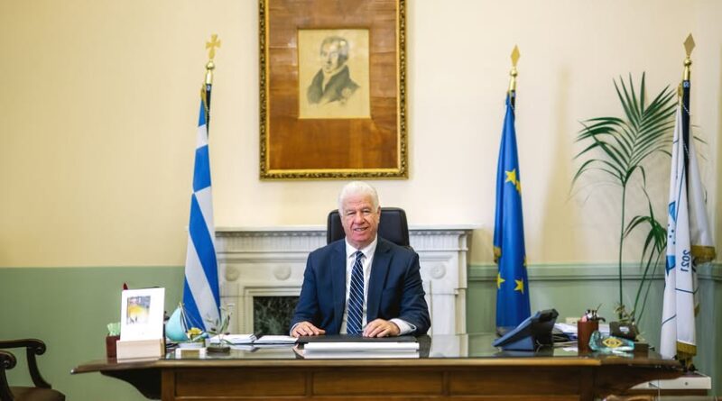 Υπεγράφη από τον Περιφερειάρχη Ιονίων Νήσων, Γιάννη Τρεπεκλή, η ένταξη της πράξης «Προμήθεια Τεχνολογικού Εκπαιδευτικού Εξοπλισμού Πρωτοβάθμιας & Δευτεροβάθμιας Εκπαίδευσης στην ΠΙΝ» στο Πρόγραμμα «Ιόνια Νησιά 2021-2027».