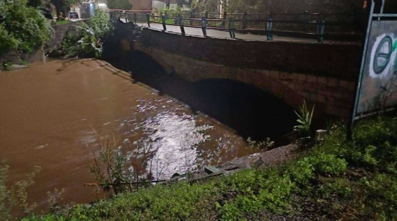 Διακόπτεται η κυκλοφορία και η στάθμευση στην παρόχθια περιοχή του Ποταμού λόγω επικινδυνότητας της οδού.