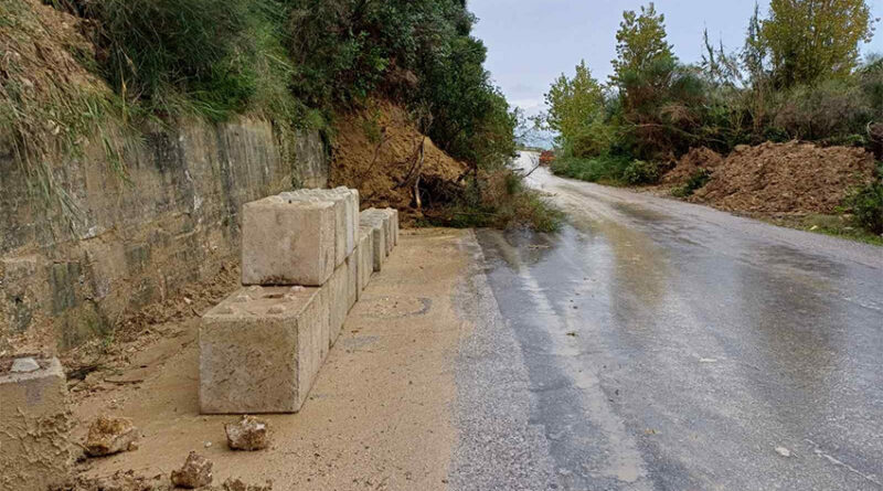 Ν. Κέρκυρα: Νέα πτώση τοιχίου στον Αη Γιάννη Περιστερών. Με δυσκολία διεξάγεται η κυκλοφορία