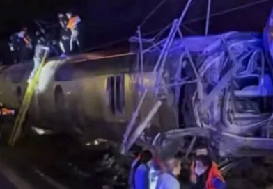 Εκτροχιασμός τρένων στην Ισπανία: Απελπισμένοι επιβάτες, άνοιγαν με σφυριά πόρτες και παράθυρα