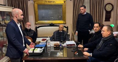 Δωρεά απινιδωτή στη  «Φ.Ε. ΜΑΝΤΖΑΡΟΣ»