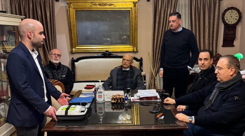 Δωρεά απινιδωτή στη  «Φ.Ε. ΜΑΝΤΖΑΡΟΣ»