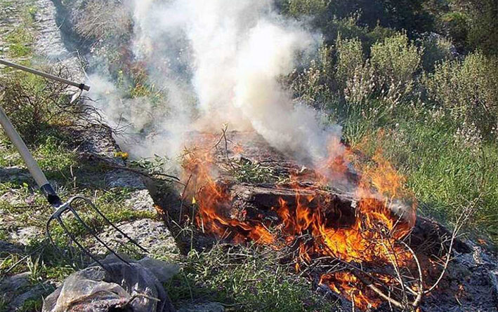 Ν. Κέρκυρα: Έκαιγε χόρτα χωρίς μέτρα πυροπροστασίας κι «έφαγε» πρόστιμο 937,50€
