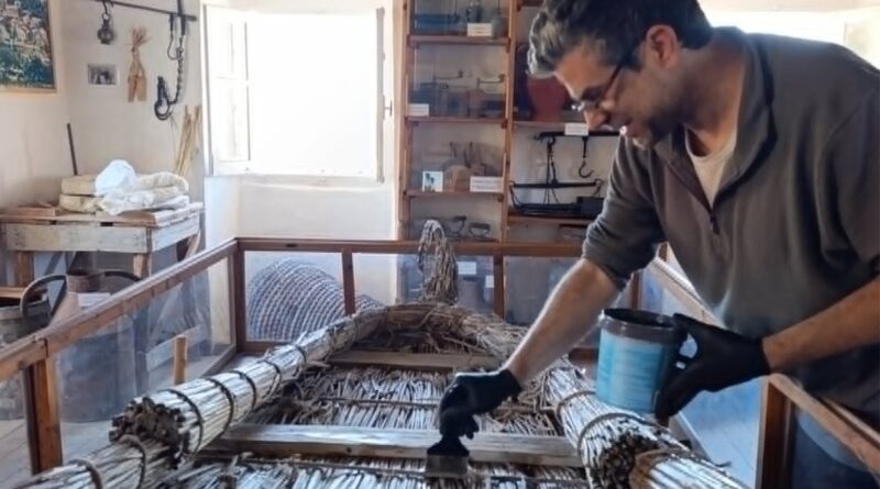 Συντήρηση παπυρέλας στο λαογραφικό μουσείο Σιναράδων