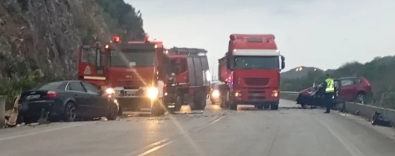 Σοβαρό τροχαίο στην Ηγουμενίτσα. Ένας οδηγός ανασύρθηκε χωρίς αισθήσεις