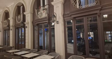 Τα φώτα σβηστά, οι καρέκλες άδειες. Του Γιάννη Ρεβύθη