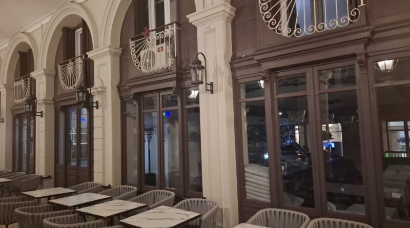 Τα φώτα σβηστά, οι καρέκλες άδειες. Του Γιάννη Ρεβύθη