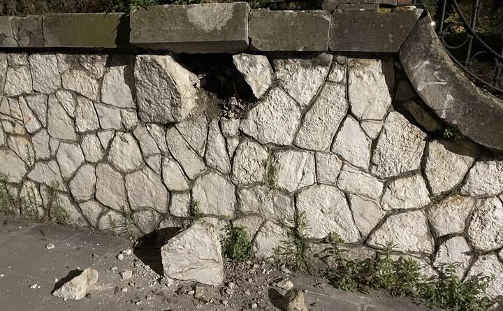 Κίνδυνος από την κατάρρευση του παλαιού τοιχίου του πρώην Ψυχιατρικού Νοσοκομείου – Άμεση ανάγκη παρεμβάσεων