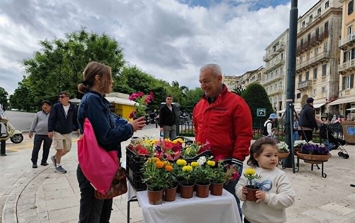 Κέρκυρα: Μοίρασαν λουλούδια στο Πεντοφάναρο στέλνοντας μήνυμα αισιοδοξίας