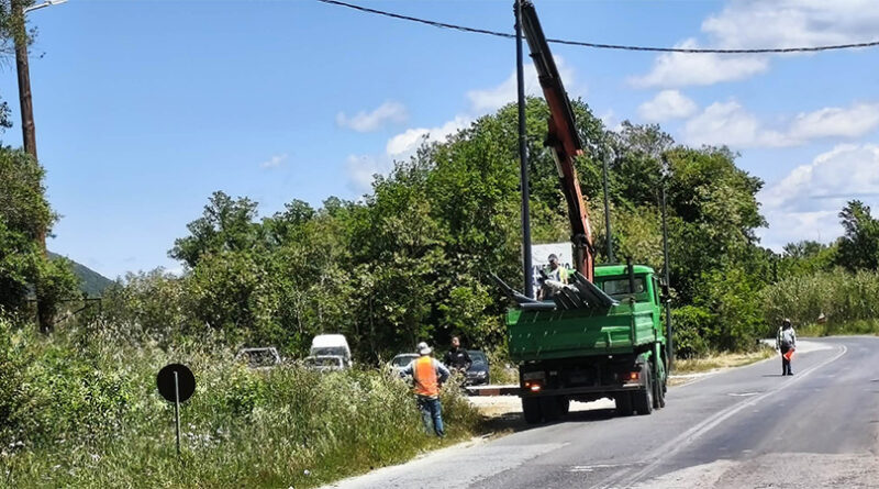 Κέρκυρα: Τοποθετούνται οι κολώνες για τα νέα ηλιακά φώτα στου Τρουμπέτα