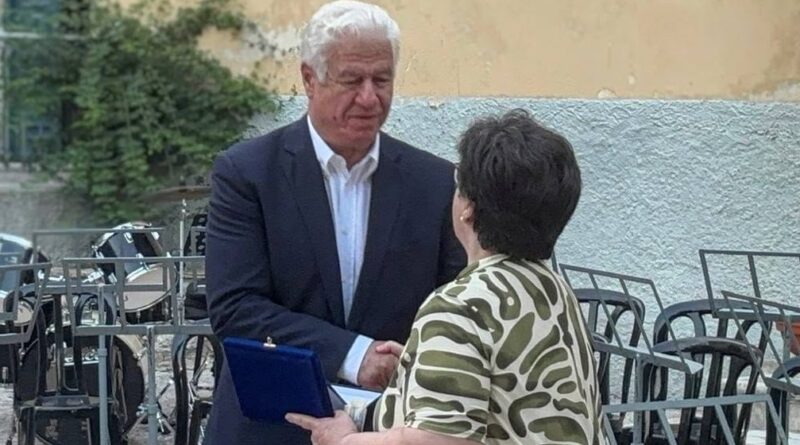 Τιμητική αναγνώριση στον Περιφερειάρχη Ιονίων Νήσων, Γιάννη Τρεπεκλή, από τη Φιλαρμονική Κορακιάνας «Σπύρος Σαμάρας»