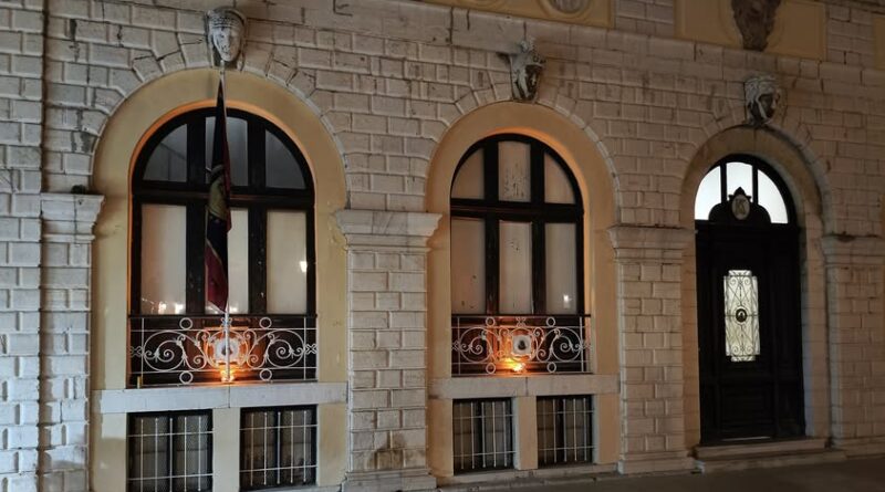 Φωταγώγηση Δημοτικών Κτιρίων για την Παγκόσμια Ημέρα Σκλήρυνσης Κατά Πλάκας