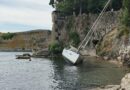 Ισχυρό μπουρίνι στην Κέρκυρα: Ιστιοφόρο προσάραξε στα βράχια στο Φαληράκι μετά την αποκόλληση της άγκυρας