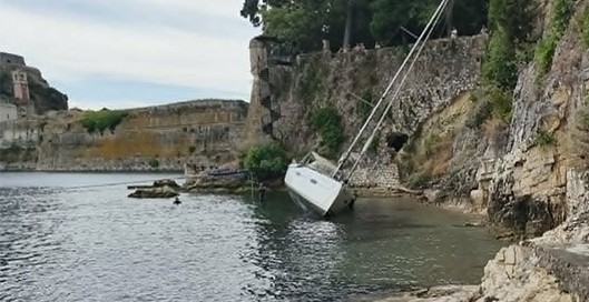 Ισχυρό μπουρίνι στην Κέρκυρα: Ιστιοφόρο προσάραξε στα βράχια στο Φαληράκι μετά την αποκόλληση της άγκυρας