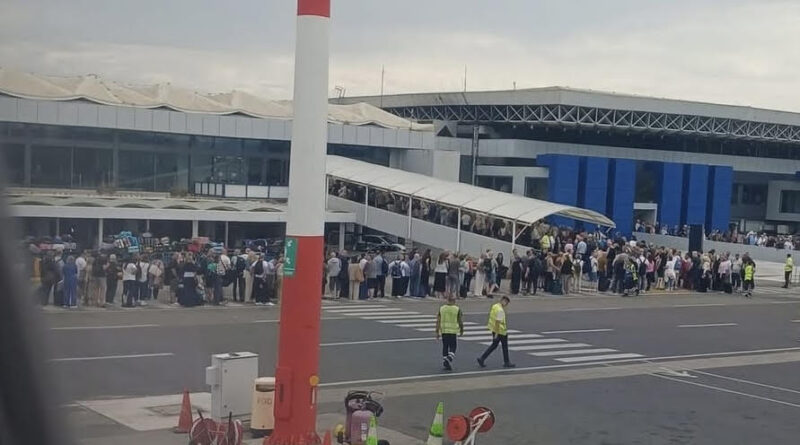 Η φωτογραφία αυτή δεν τιμά ούτε την Κέρκυρα ούτε την Ελλάδα. Γράφει ο Σπύρος Ρίκος.