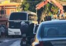 Υποχώρησε το οδόστρωμα στη Χρυσηίδα λόγω βλάβης σε αγωγό της ΔΕΥΑΚ. Παγιδεύτηκαν βαν και λεωφορείο του ΚΤΕΛ