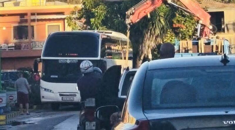 Υποχώρησε το οδόστρωμα στη Χρυσηίδα λόγω βλάβης σε αγωγό της ΔΕΥΑΚ. Παγιδεύτηκαν βαν και λεωφορείο του ΚΤΕΛ