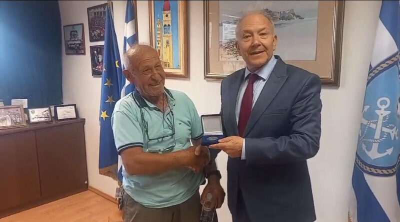 Τιμητική διάκριση του καπετάν Σπύρου Λύχνου από το Υπουργείο Ναυτιλίας για την προσφορά του στη θάλασσα και τον θαλάσσιο τουρισμό