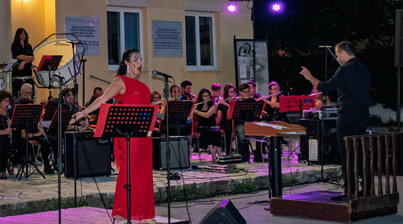 Με μεγάλη επιτυχία η πρωτοποριακή συναυλία «Rocking and Band» της Φιλαρμονικής Θιναλίων στην Αχαράβη