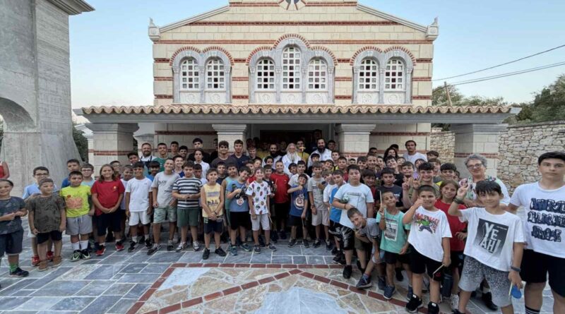 Ο Κερκύρας Νεκτάριος κοντά στα παιδιά των Κατασκηνώσεων