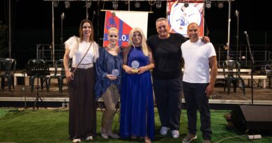 «Τραγουδώντας δίπλα στο κύμα»: Μια ξεχωριστή μουσική βραδιά στον ΝΑΟΚ.  Τιμήθηκαν οι δημοσιογράφοι Ανδριάνα Βλάχου και Ηρώ Λέλλα