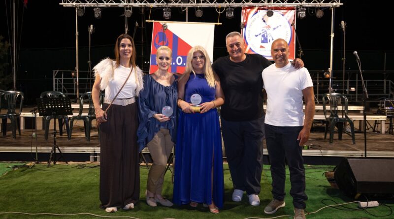 «Τραγουδώντας δίπλα στο κύμα»: Μια ξεχωριστή μουσική βραδιά στον ΝΑΟΚ.  Τιμήθηκαν οι δημοσιογράφοι Ανδριάνα Βλάχου και Ηρώ Λέλλα