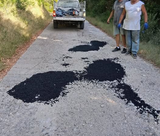 Μαθράκι: Με προσωπική εργασία κλείνουν τις λακκούβες στον κεντρικό δρόμο του νησιού