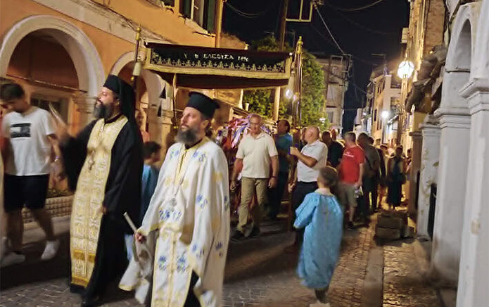 Κέρκυρα: Με κατάνυξη η λιτανεία του Επιταφίου της Παναγίας Ελεούσης στο Μαντούκι