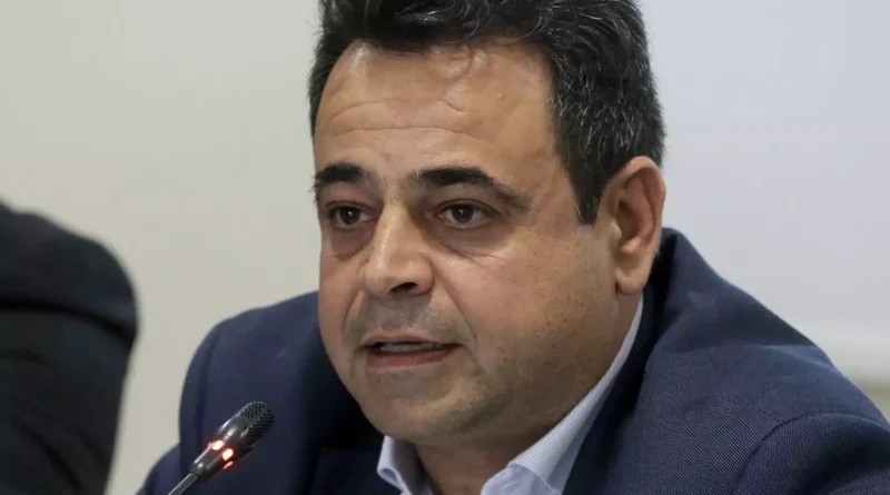 “Γιατί χαίρεται ο κόσμος και χαμογελά πατέρα;”. Γράφει ο Κώστας Παυλίδης
