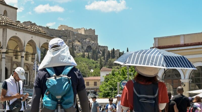 Καύσωνες: Αλλάζει η εικόνα της Ελλάδας στους τουρίστες – Τι δείχνουν τα στοιχεία