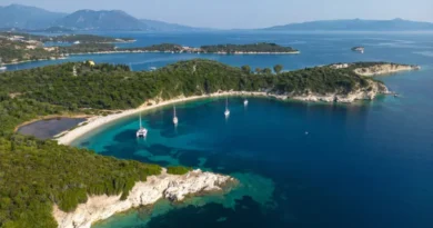 Μεγανήσι: Στο Πρωτοδικείο η υπόθεση του Τουριστικού Καταφυγίου στο Βαθύ