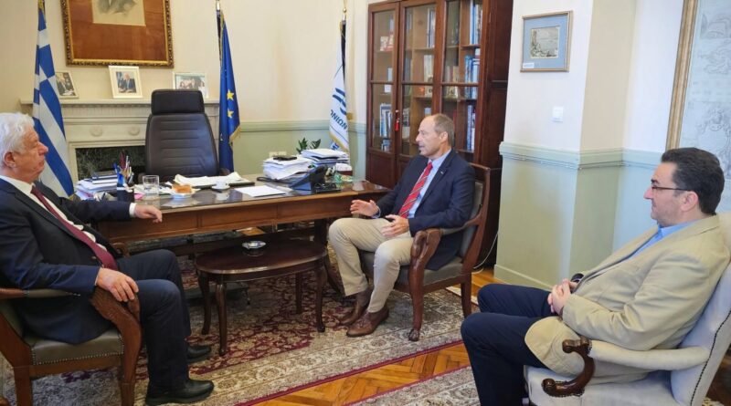 Σταθερή αρωγός στην ανάδειξη της ιστορικής κληρονομιάς η Περιφέρεια Ιονίων Νήσων: Παράδοση της έκδοσης για τον «Επτανησιακό Πατριωτισμό» στον Περιφερειάρχη, Γιάννης Τρεπεκλής.