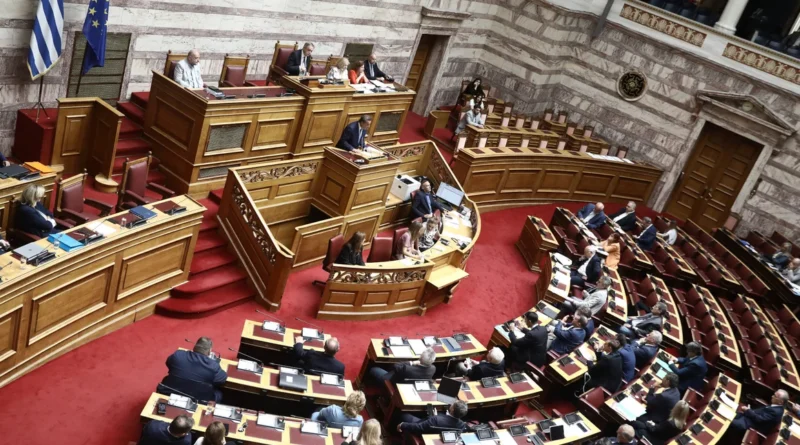 Υπερψηφίστηκε σε πρώτη ανάγνωση το νομοσχέδιο για την απαγόρευση στα social για ανηλίκους κάτω των 15 ετών -Την Πέμπτη η ψηφοφορία στην Ολομέλεια